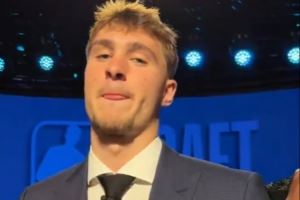 NBA官推晒本届新秀台上合影视频 弗拉格手执篮球很显眼